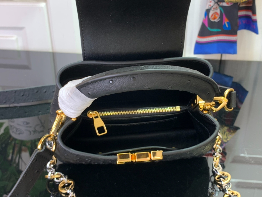 루이비통 카퓌신 미니 타조무늬 21814cm M12938 블랙3.jpg