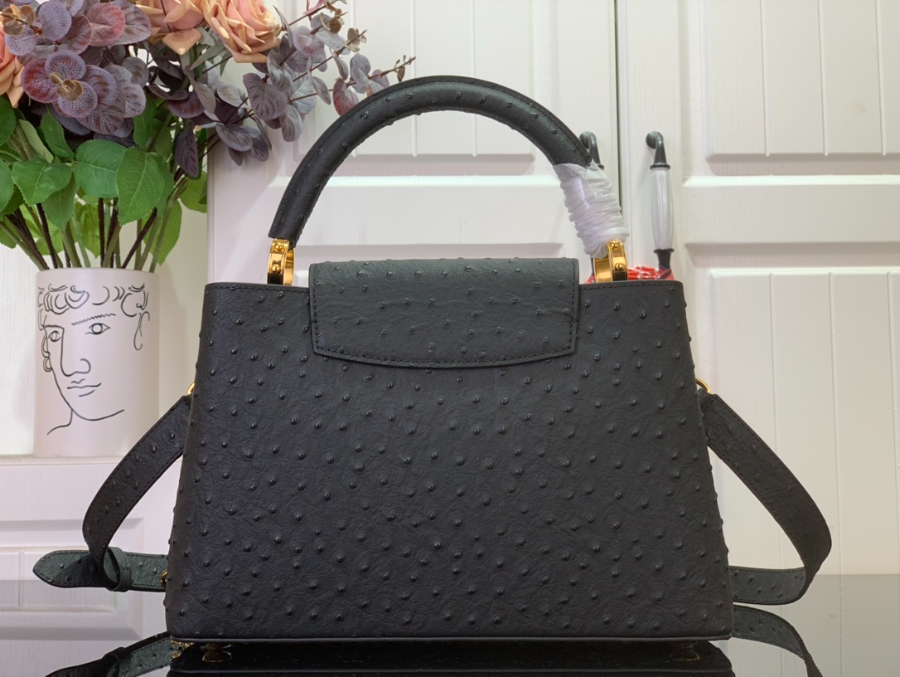 루이비통 카퓌신 미디엄 타조무늬 201131.5cm M12935 블랙2.jpg