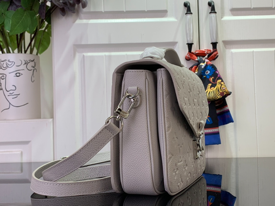 루이비통 포쉐트 메티스 M13481 25197cm 라이트 그레이3.jpg