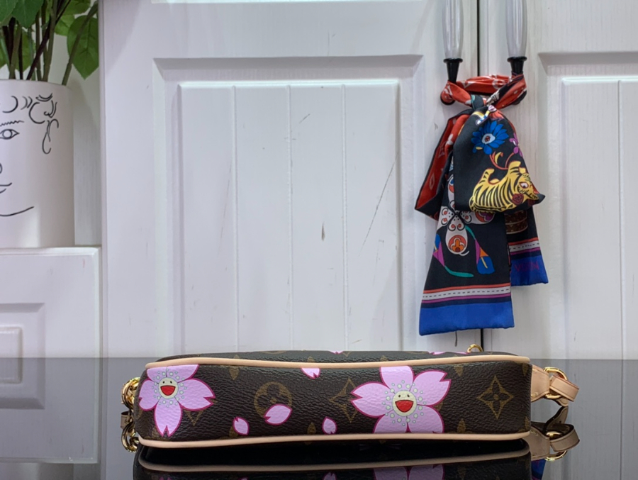 루이비통 LV X TM 포쉐트 악세수아 사쿠라 M13666 13422cm 브라운5.jpg