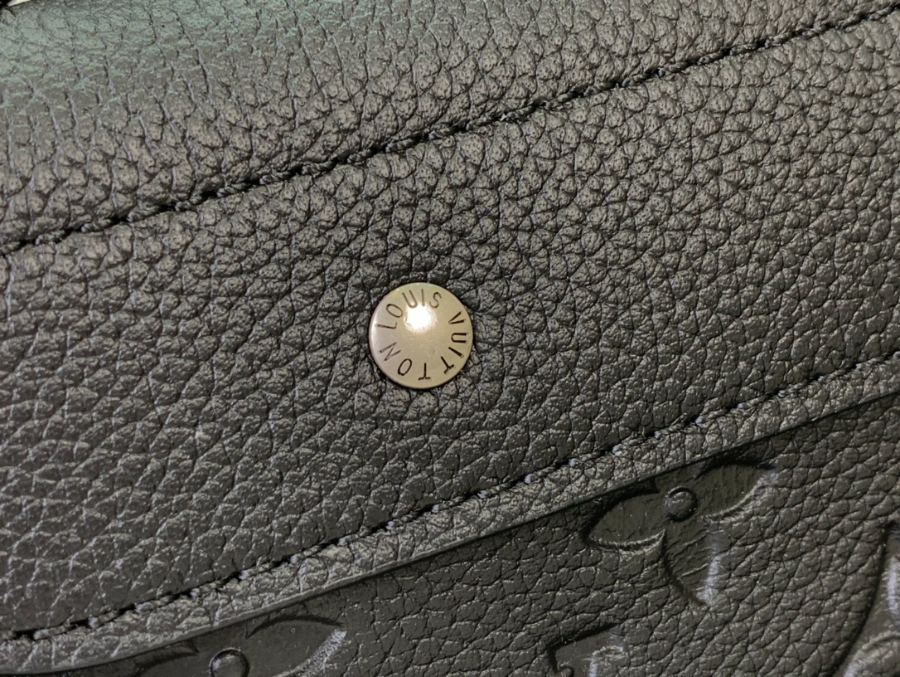 루이비통 스티머 이스트 웨스트 웨어러블 월릿 미니 M13888 20115cm 블랙6.jpg