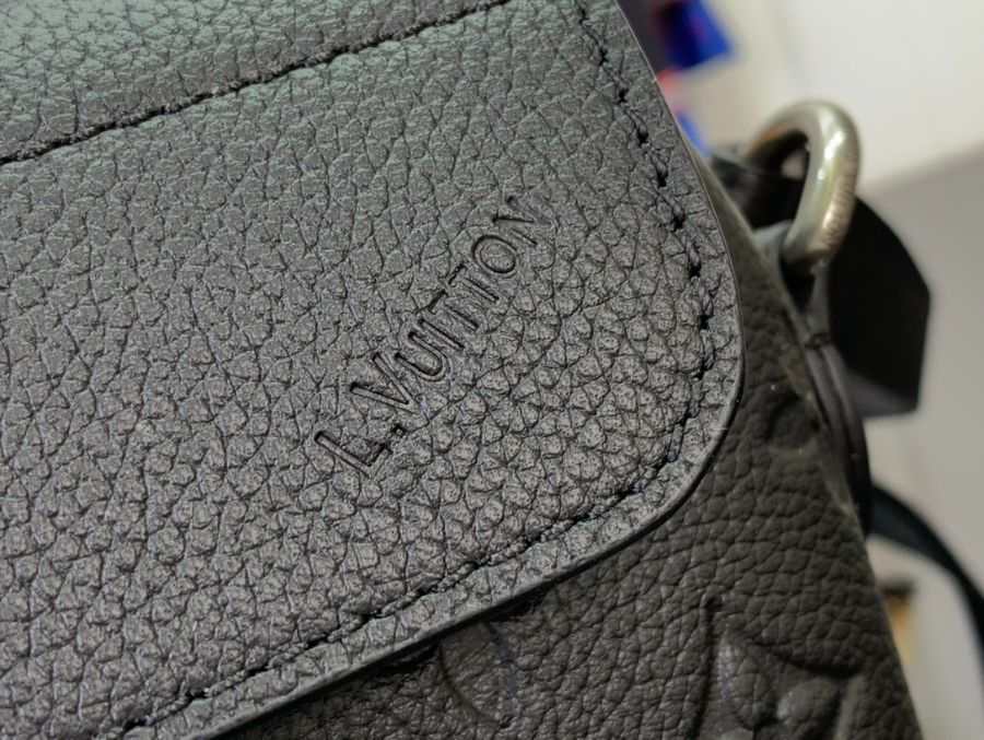 루이비통 스티머 이스트 웨스트 웨어러블 월릿 미니 M13888 20115cm 블랙7.jpg