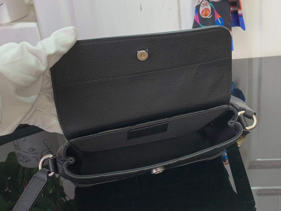 루이비통 스티머 이스트 웨스트 웨어러블 월릿 미니 M13888 20115cm 블랙3.jpg
