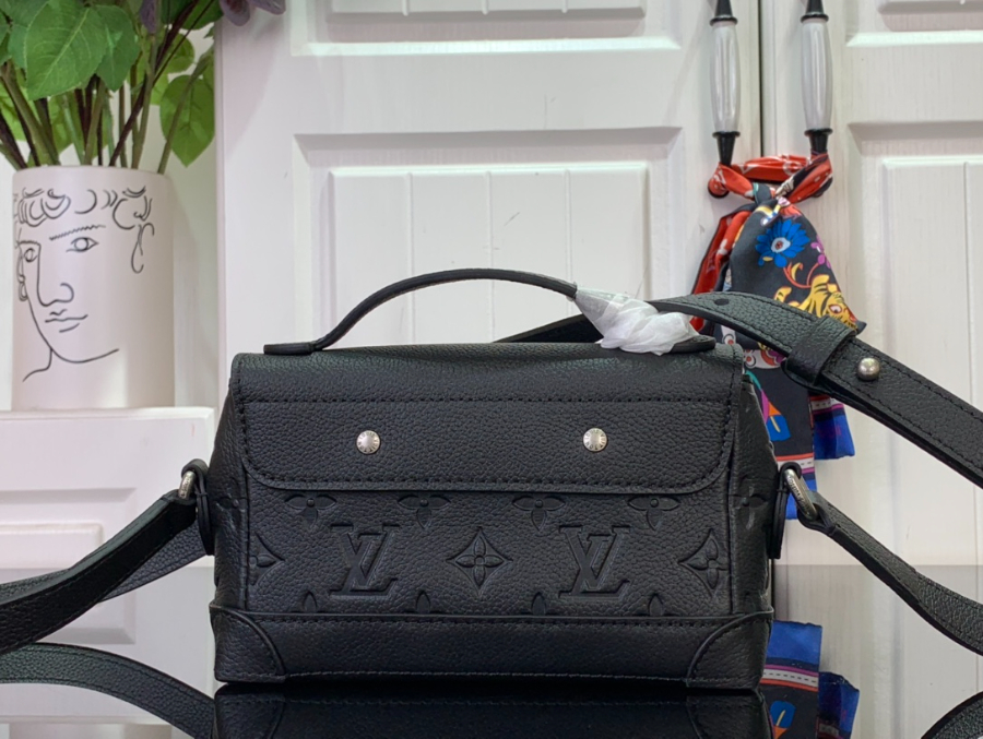 루이비통 스티머 이스트 웨스트 웨어러블 월릿 미니 M13888 20115cm 블랙2.jpg